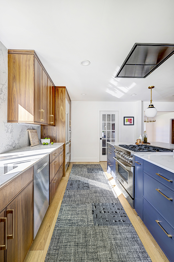 Working area between sink and oven built into island