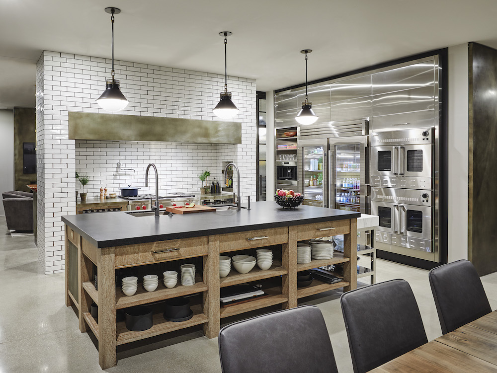 BW-indust-chic-Feat-Im This open floor plan is all about gracious entertaining, gathering with friends & family, and enjoying the city views.