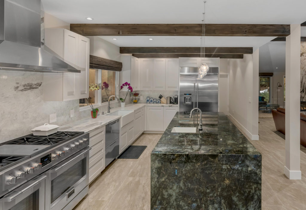 InDskyWeb_024 Green stone kitchen island