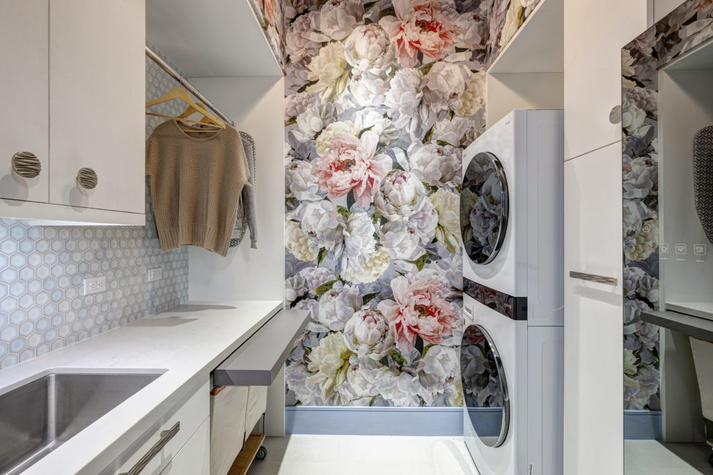 34w The laundry room with floral wallpaper