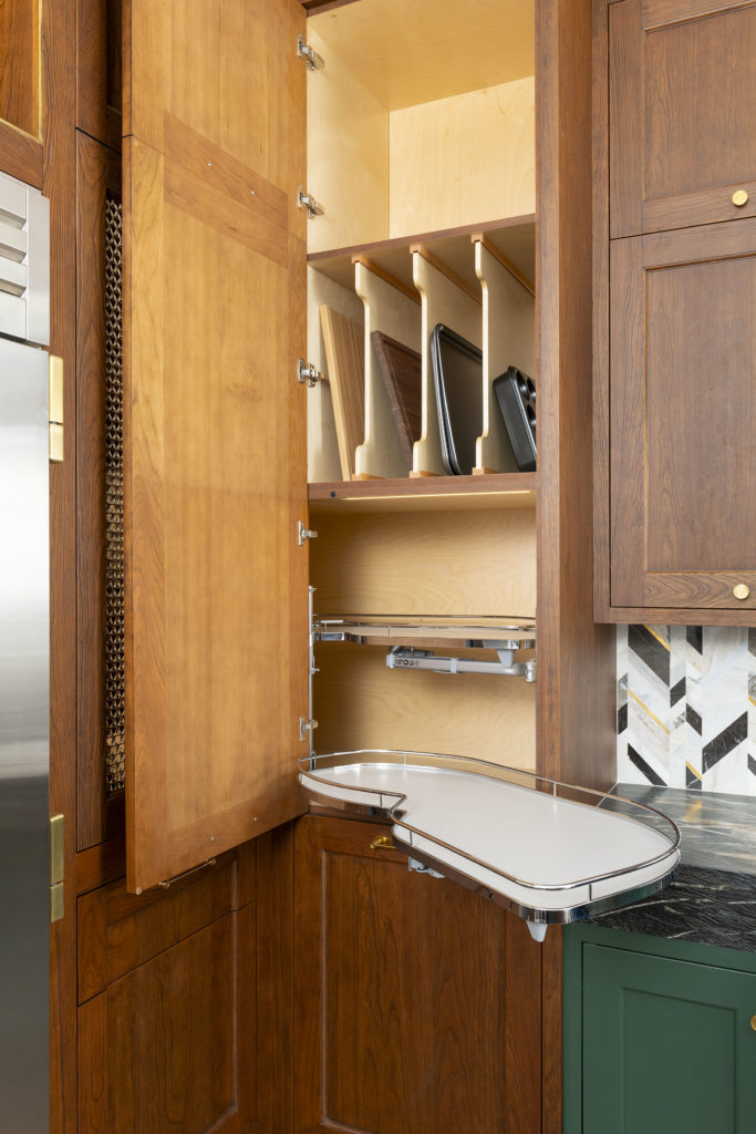 DLP_4004 Magic corner and LeMans systems extend fully to maximize accessibility and visibility.