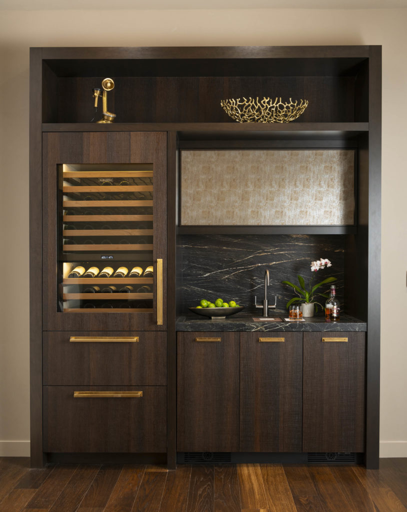 DLP_4377 Antiqued mirror above the bar area