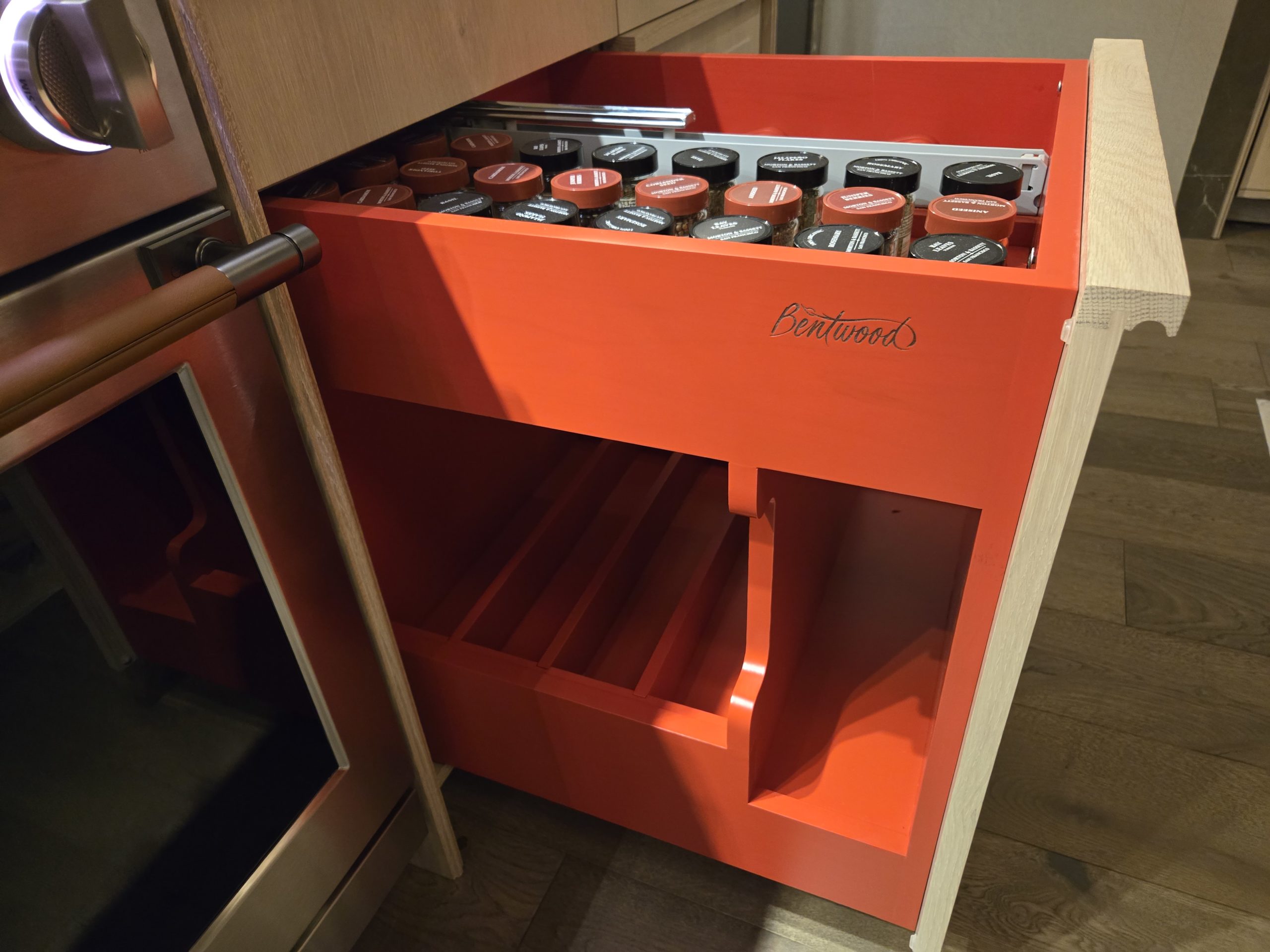 20260219_081512 A deep tray pullout handles sheet pans, drying racks, cutting boards, loaf pans, and broiler pans