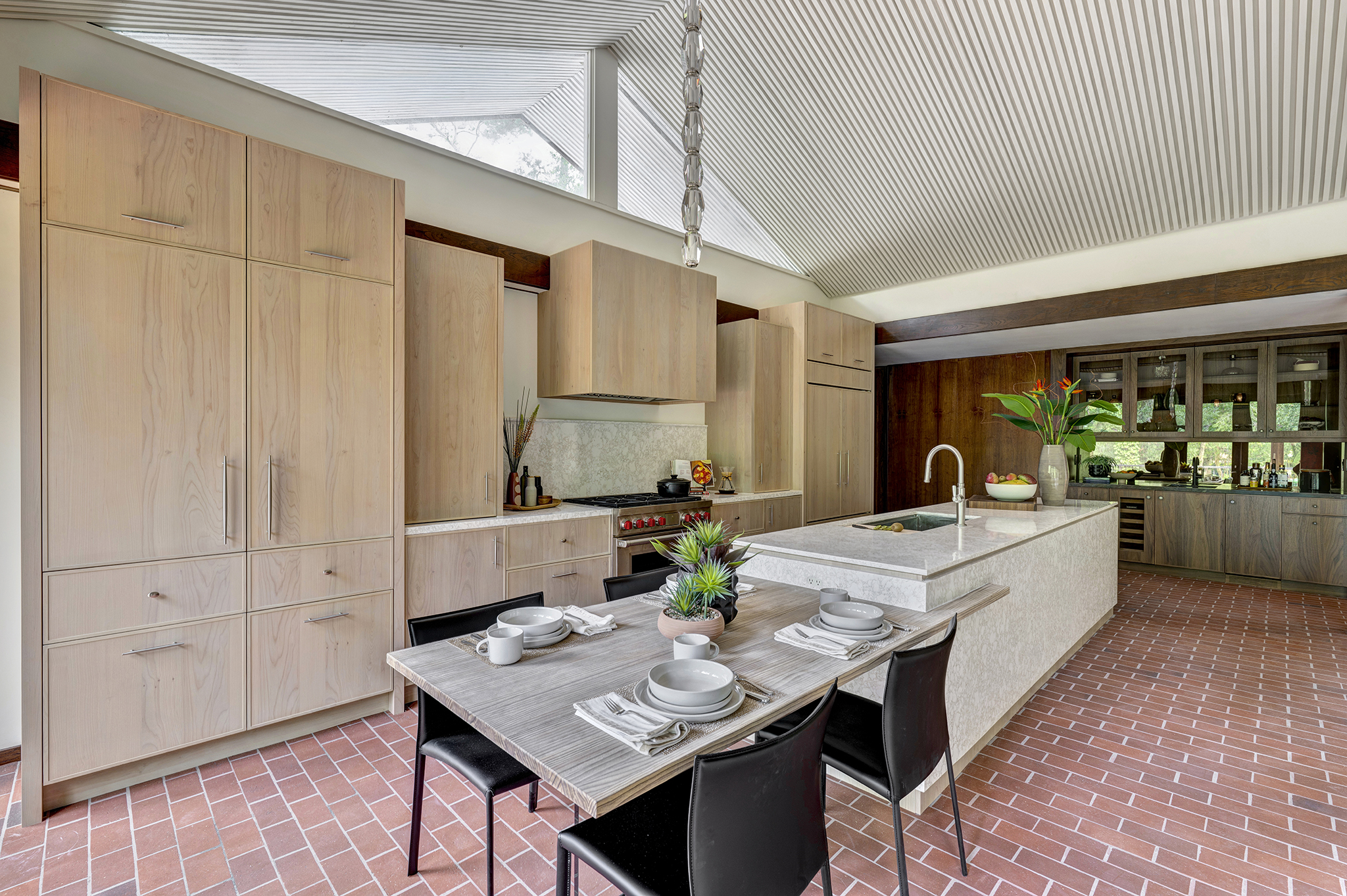 19w Vaulted ceilings alone in light