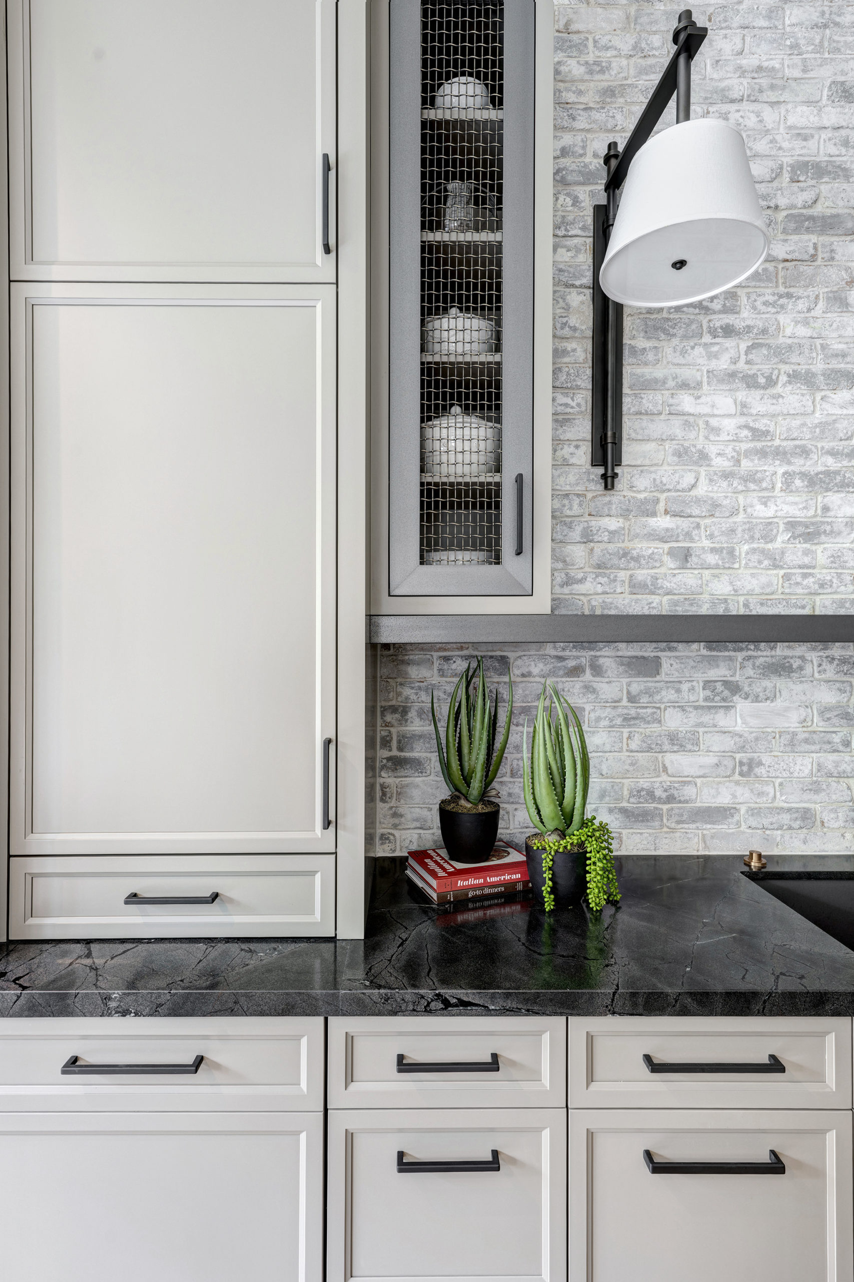 10w Metal mesh inserts in the upper cabinet doors added yet another layer of texture and visual interest